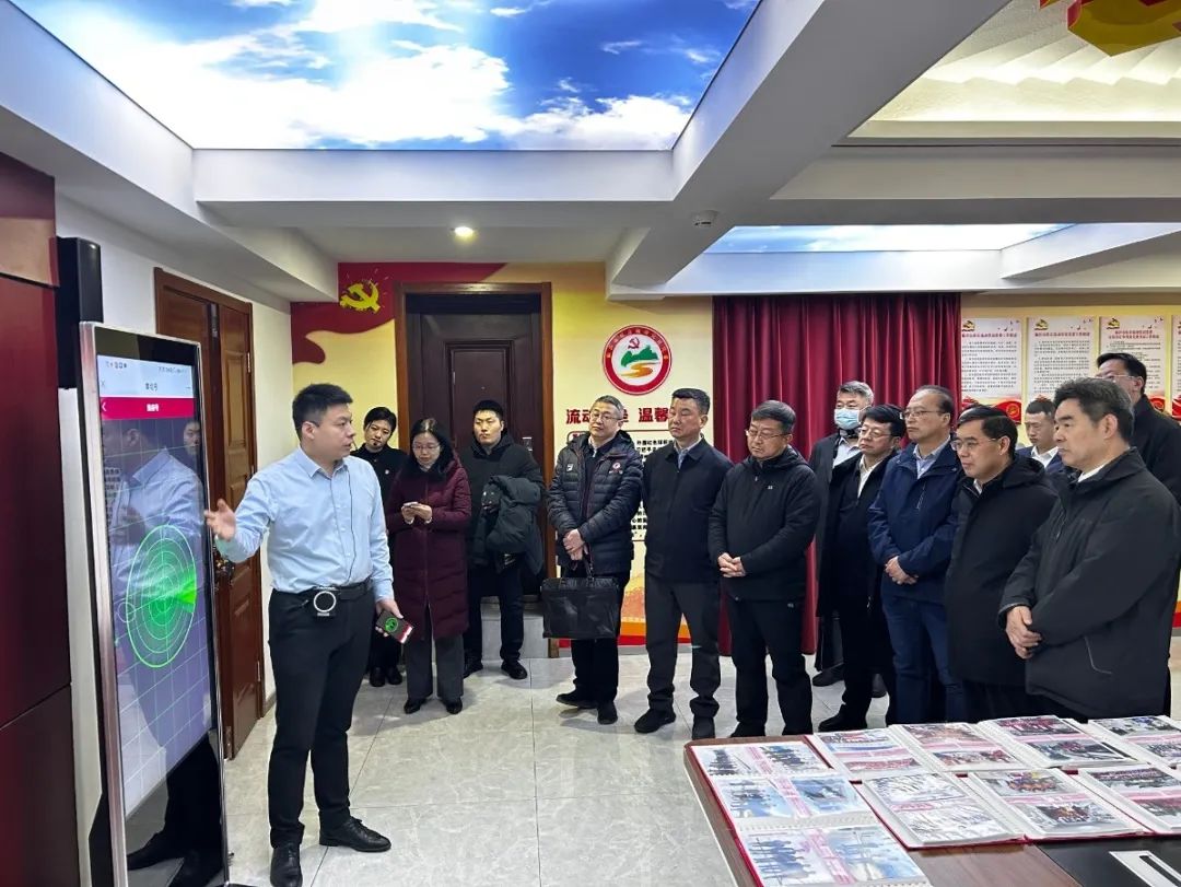 壽光市委組織部工作人員演示匯報“紅鳶在線”流動黨員管理信息系統