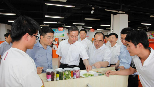 阿里巴巴總裁金建杭一行參觀環球軟件壽光特色農產品館